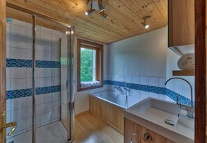 Badekar, hårtørrer, håndklæder