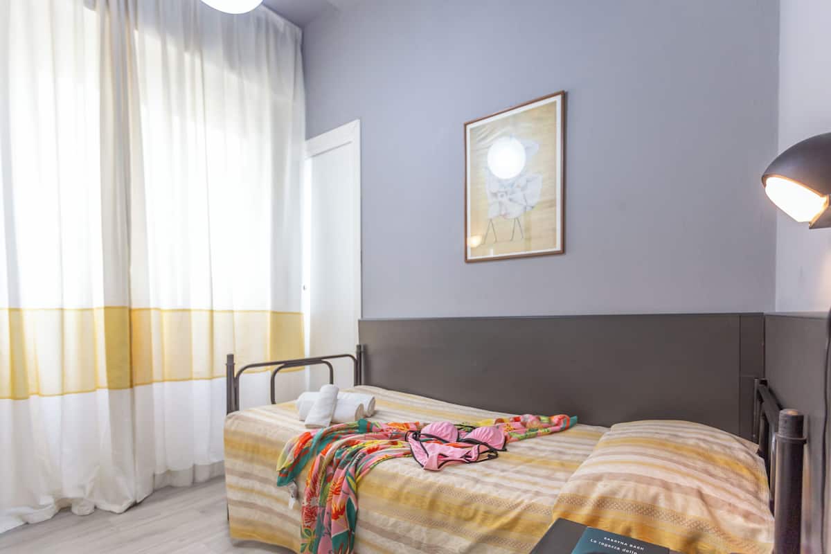 Basic-Einzelzimmer | Zimmersafe, Schreibtisch, kostenloses WLAN, Bettwäsche