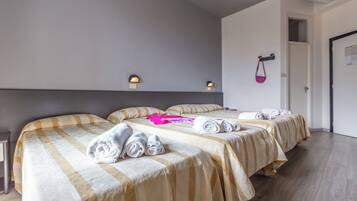 Vierbettzimmer | Zimmersafe, Schreibtisch, kostenloses WLAN, Bettwäsche