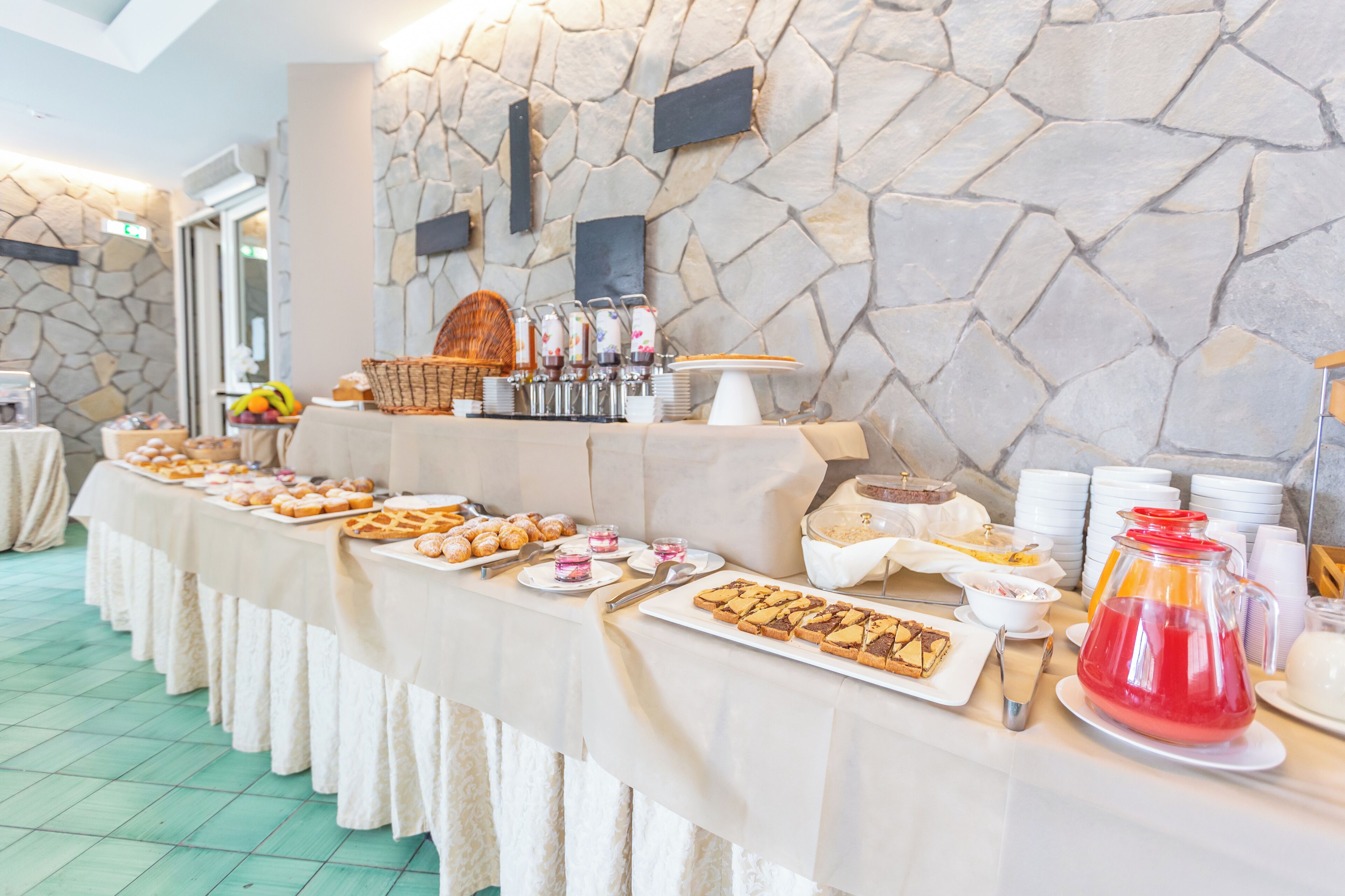 Tägliches Frühstücksbuffet (8 EUR pro Person)