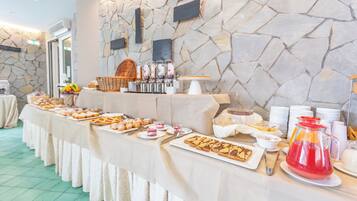 Tägliches Frühstücksbuffet (8 EUR pro Person)