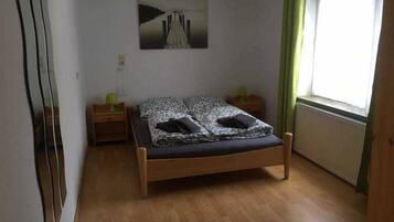 3 bedrooms, travel crib, WiFi, bed sheets