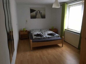 3 bedrooms, travel cot, WiFi, bed sheets - Ferienhuus Schwalbennüst, 15183 - Ferienhaus Schwalbennüst (Leer (Ostfriesland))