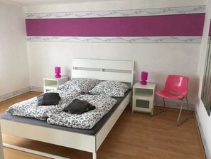 3 bedrooms, travel cot, WiFi, bed sheets