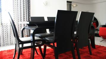 Full-sized fridge, microwave, oven, stovetop