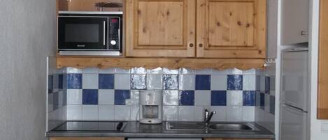 Four à micro-ondes, un four, lave-vaisselle, cafetiÚre-théiÚre