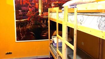 Dormitorio compartido, dormitorio mixto (4 beds) | Tabla de planchar con plancha, wifi gratis, ropa de cama