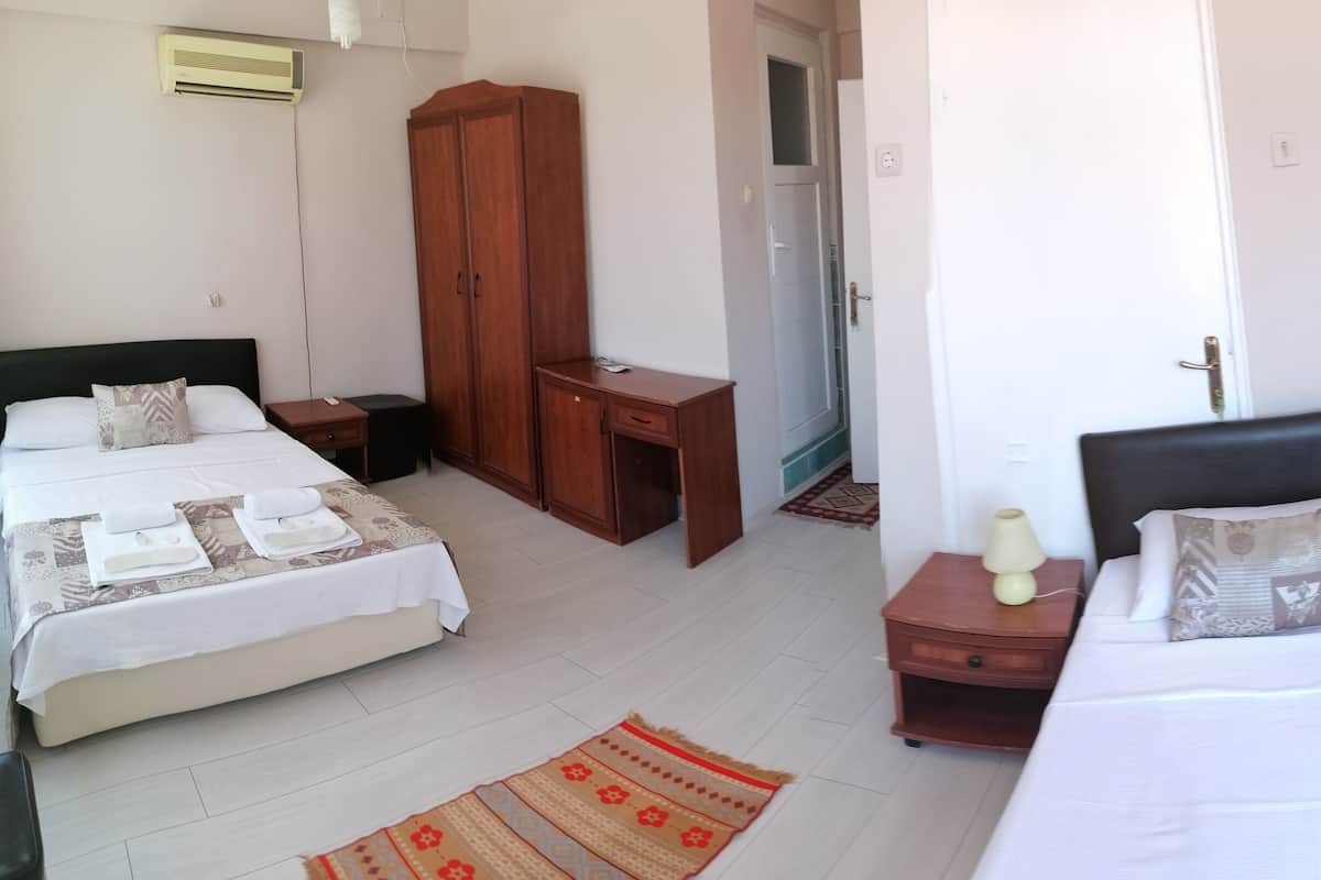 Standard Quadruple Room | Desk, laptop workspace, soundproofing, free WiFi