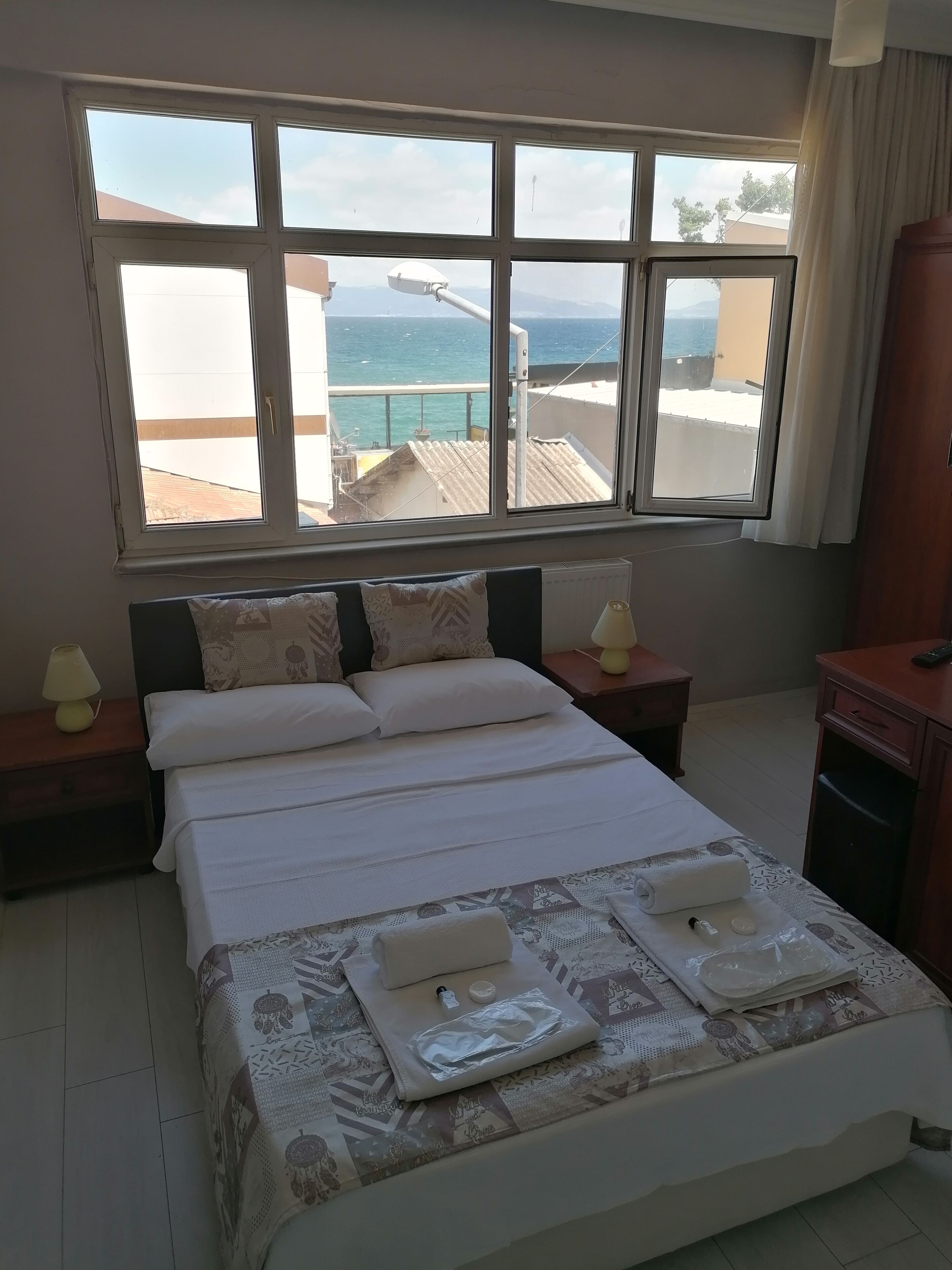 Habitación familiar doble | Escritorio y espacio para trabajar con un portátil