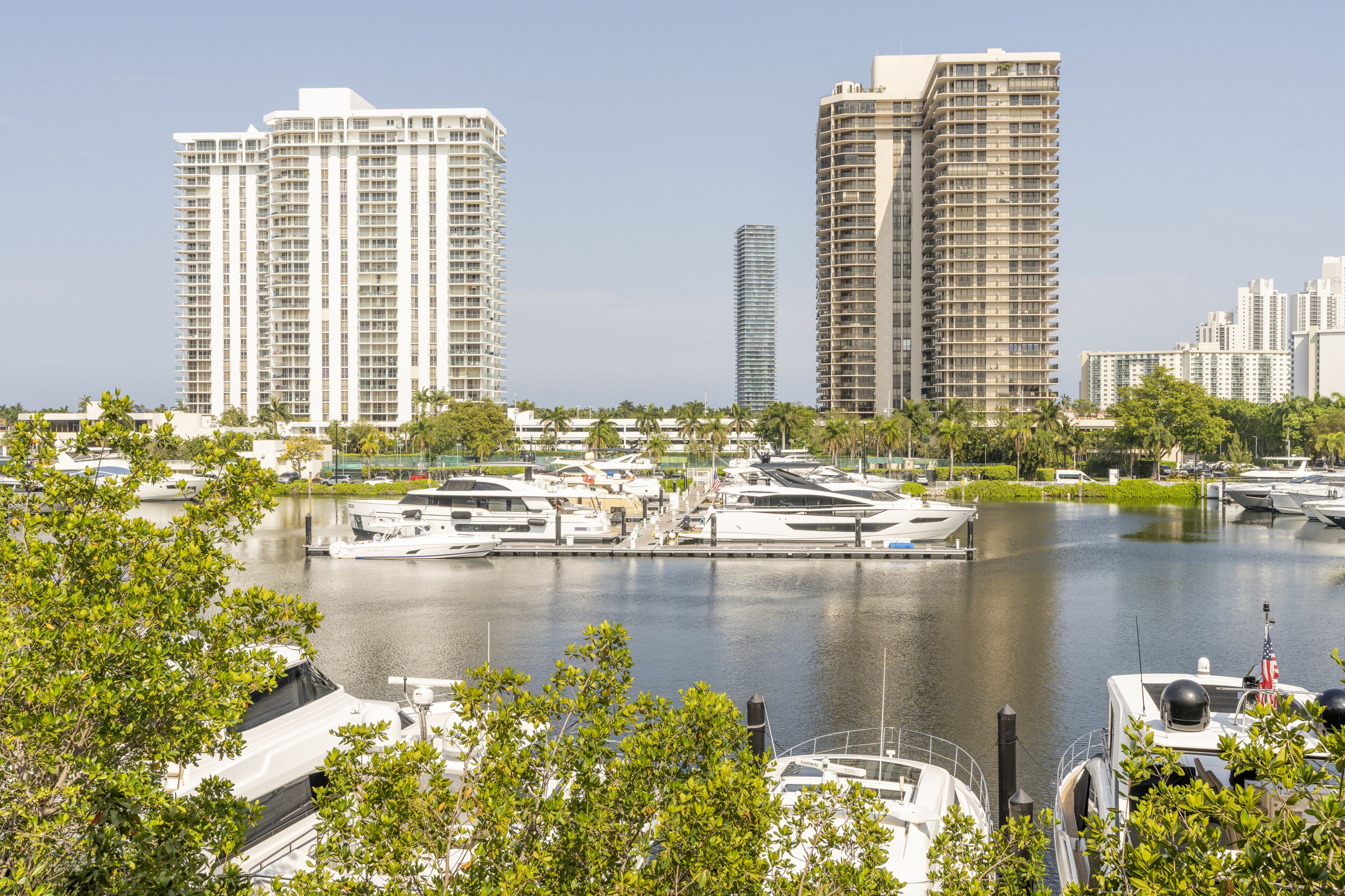 Yacht Club at Aventura. Amazing Water View, Newly renovated