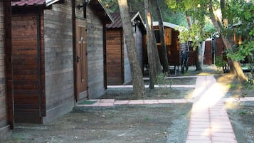 Bungalow Basic, vista mare | Una cassaforte in camera, con arredamento individuale, una scrivania