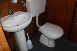 Basic Bungalow, Sea View | Bathroom | Shower, towels - Circolo Velico Lucano - Campsite (Policoro)