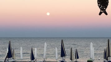 In Strandnähe, Liegestühle, Sonnenschirme, Strandbar