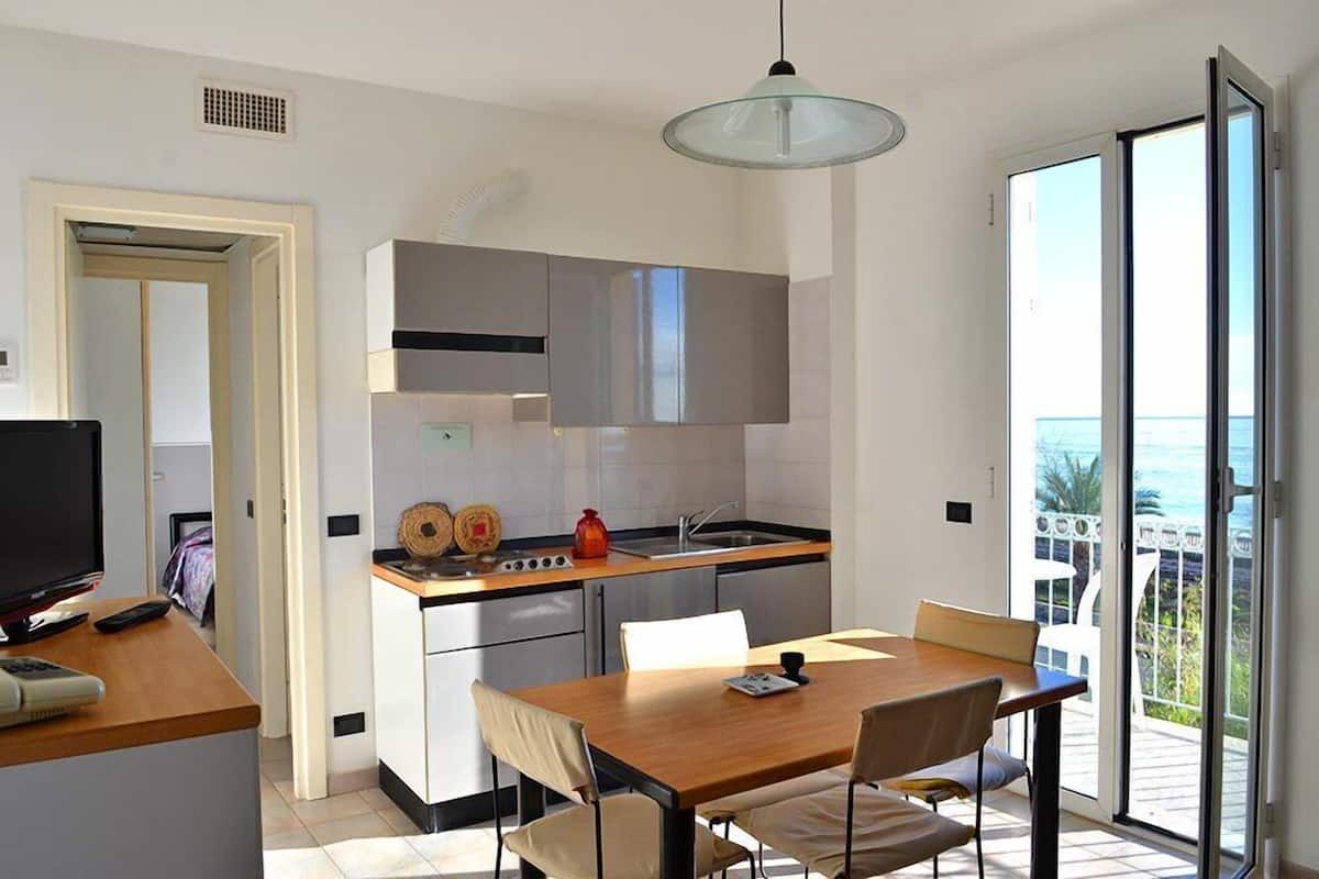 Frigorífico, placa de cocina y utensilios de cocina