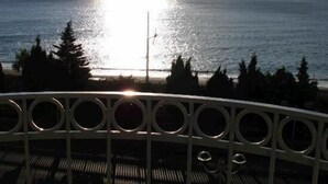 A balcony with a view of the sea and a clear sky. - Residence Villa Carmen (Pietra Ligure)