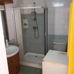 Exclusive-Apartment, 2 Schlafzimmer, Gartenblick | Badezimmer | Dusche, Regendusche, kostenlose Toilettenartikel, Haartrockner