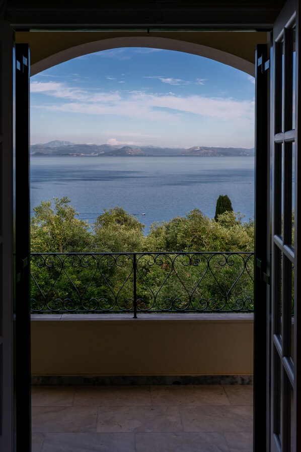 Casa familiare, letti multipli, vista mare | Area soggiorno | TV LCD