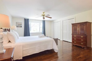 4 bedrooms, iron/ironing board, WiFi, bed sheets