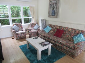 Smart TV, fireplace, books - 3 bed country cottage (Karangahake)