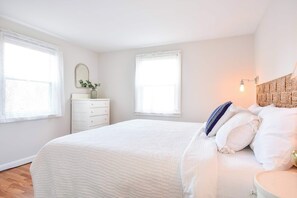 4 bedrooms, iron/ironing board, WiFi, bed sheets