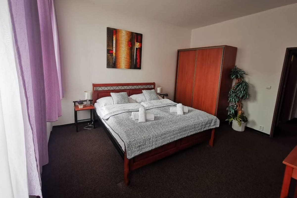 Hypo-allergenic bedding, in-room safe, desk, blackout drapes
