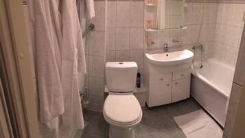 Superior Double Room | Bathroom | Bathtub, free toiletries, hair dryer, slippers