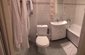 Superior Double Room | Bathroom | Bathtub, free toiletries, hair dryer, slippers