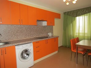 Departamento, 2 camas individuales | Cocina privada | Refrigerador, microondas y tetera eléctrica 