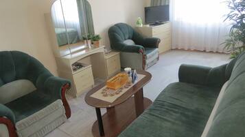 Superior-studio | Minibaari, tallelokero huoneessa, työpöytä, äänieristys