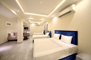 Habitación triple estándar | Colchones con acolchado adicional y mobiliario individual
