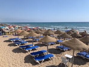 Una playa cerca, sillas reclinables de playa