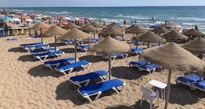 Kaunis pieni talo merinäköalalla, pysäköinti, Wifi asuinalueella