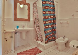 Douche, séchoir à cheveux, bidet, serviettes fournies