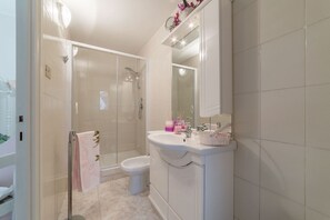 Shower, hair dryer, bidet, towels - Patricia's Termini Apartment (Roma)