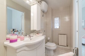 Dusche, Haartrockner, Bidet, Handtücher