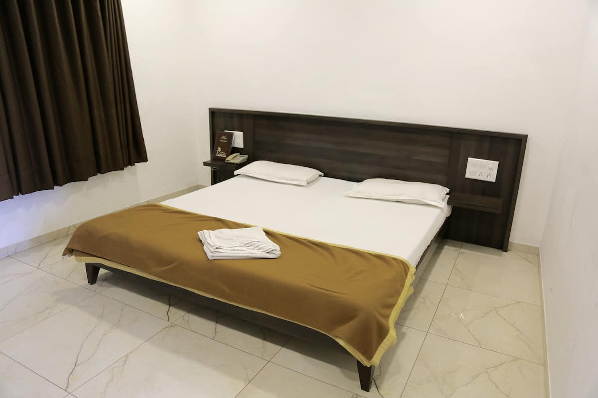 Habitación doble Confort, 1 cama matrimonial, para fumadores, balcón | Camas extra y ropa de cama