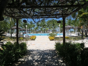 Piscina externa, funciona das 10h às 21h, guarda-sóis, espreguiçadeiras