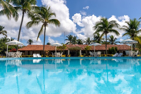 Una piscina al aire libre (de 10:00 a 21:00), sombrillas, tumbonas