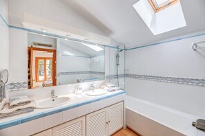 Tina, amenidades de baño gratuitas, secadora de cabello, toallas 