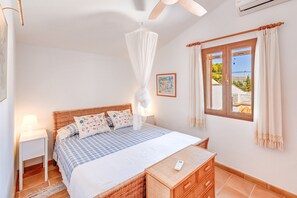 4 bedrooms, iron/ironing board, free WiFi, bed sheets