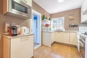 Fridge, microwave, oven, stovetop - Fantastic Finca with Wi-Fi, Air Conditioning, Garden and Terrace (Algaida)