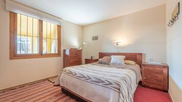 2 slaapkamers, een strijkplank/strijkijzer, gratis wifi, beddengoed