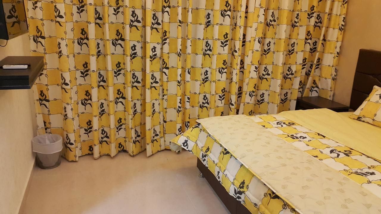 高档床上用品、迷你吧、客房内保险箱、办公桌