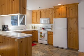 Refrigerador, microondas, placa de cocina, lavavajillas