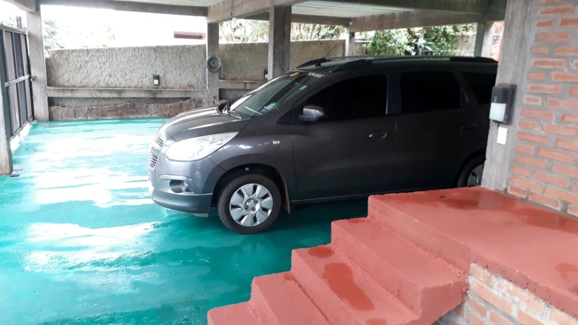 Tempat letak kenderaan sendiri percuma 