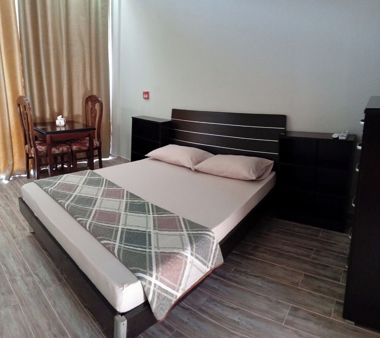 1 habitación, tabla de planchar con plancha, wifi gratis y ropa de cama 