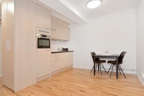 Habitació amb dos llits individuals (Shared Studio) | Cuina privada | Frigorífic, microones, placa de cuina i cafetera i tetera 