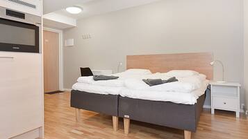 Junior Studio, 1 Queen Bed | Desk, soundproofing, iron/ironing board, cots/infant beds