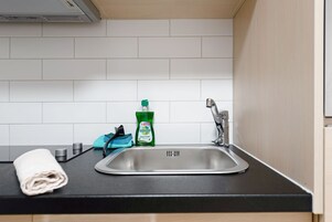 Refrigerador, microondas, placa de cocina, cafetera/tetera