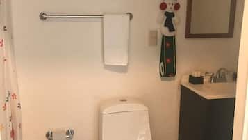 Een haardroger, handdoeken, zeep, shampoo